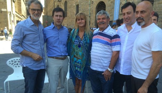 Il viaggio di Michelangelo a Firenze, con una nuova scultura “Gigante”, e un premio quadruplo. Ecco gli omaggi della settimana dedicata al grande Maestro